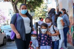 Familia beneficiada con el evento “Social Distancing”. [Foto: Cortesía Edificio de la Mujer].