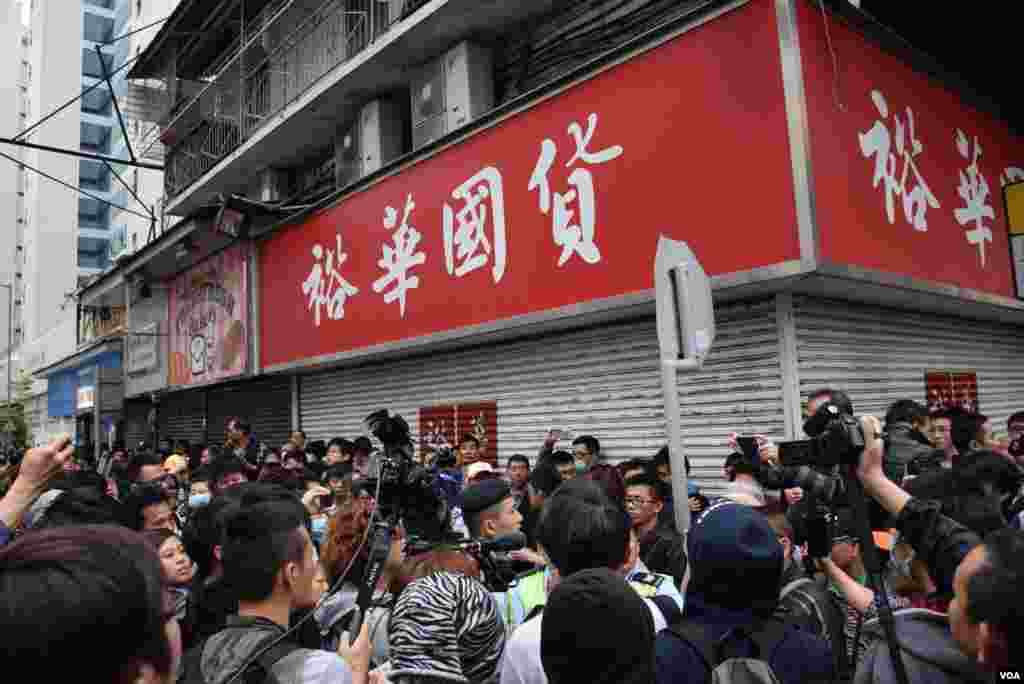 有店舖在光復元朗遊行期間落閘暫停營業。(美國之音湯惠芸攝)