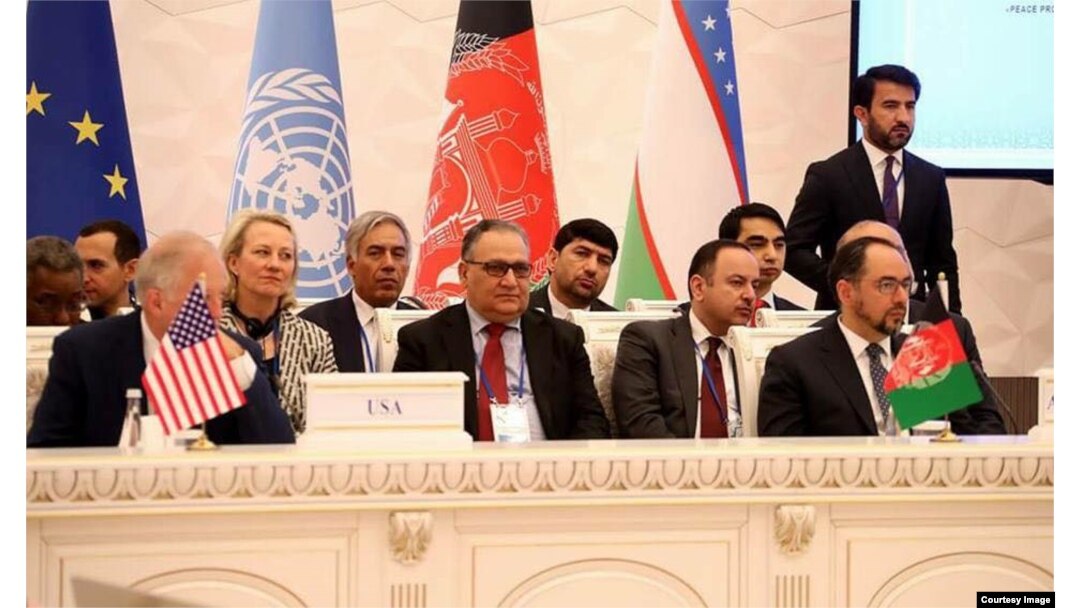 Botur Do'stum Afg'oniston delegatsiyasi tarkibida (o'ngdan ikkinchi, orqa qatorda), Toshkent, 27-mart, 2018