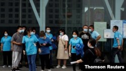  Gente espera fuera de un sitio para pruebas de ácido nucleico en Beijing, China, el 17 de junio de 2020.