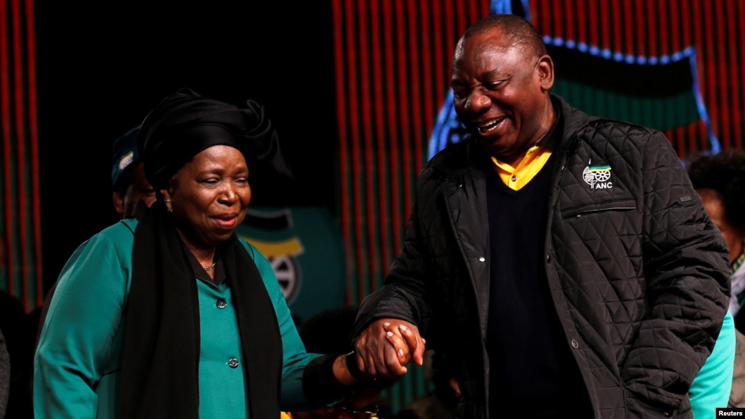 Mwenyekiti wa zamani wa Umoja wa Afrika Nkosazana Dlamini-Zuma akizungumza na makamu rais wa Afrika Kusini Cyril Ramaphosa kabla ya mkutano mkuu, June 30, 2017. 