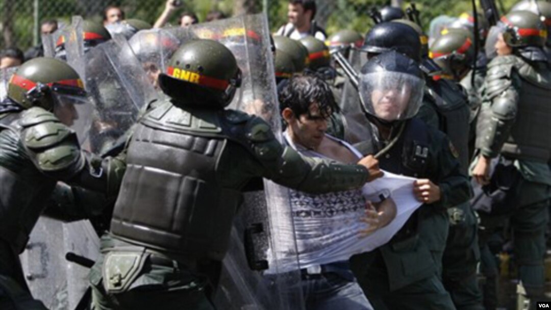 Los soldados arrestan a un estudiante frente a la Universidad Central de Venezuela.