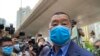 香港壹傳媒創辦人黎智英與《蘋果日報》3間公司，被控”串謀勾結外國勢力”等罪名，預料案件將於今年10月裁決，較原定的80日審期超出超過一倍。(美國之音照片)