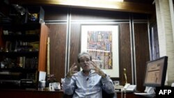 El analista político venezolano y editor del periódico local Tal Cual habla durante una entrevista con la AFP, en Caracas, el 14 de octubre de 2013.