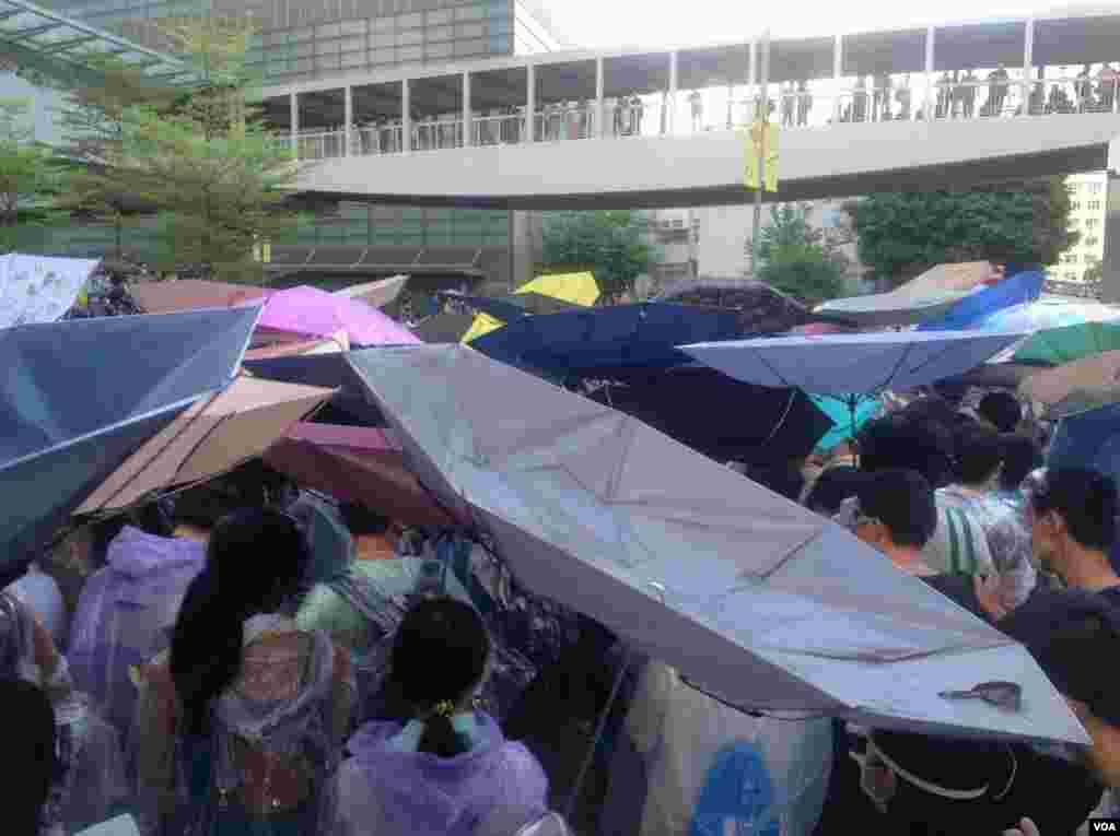 港人聲援佔中抗拒警方封鎖中環金鐘多處癱瘓(美國之音海彥拍攝)
