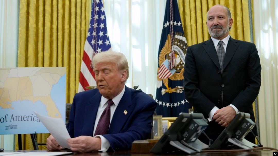 ARCHIVO - El candidato a secretario de Comercio, Howard Lutnick, escucha mientras el presidente Donald Trump habla después de firmar una orden ejecutiva en la Oficina Oval de la Casa Blanca, el 13 de febrero de 2025, en Washington.