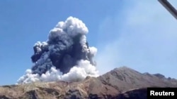 社交媒體視頻顯示新西蘭懷特島噴發的火山。(2019年12月9日) 