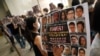 民主派支持者在西九龍裁判法院外舉起支持47名被告的標語 （路透社照片）