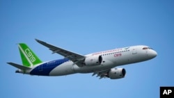 แฟ้มภาพ - เครื่องบิน Comac C919 ของจีน ที่งานแสดงการบินสิงคโปร์ วันที่ 20 ก.พ. 2024 