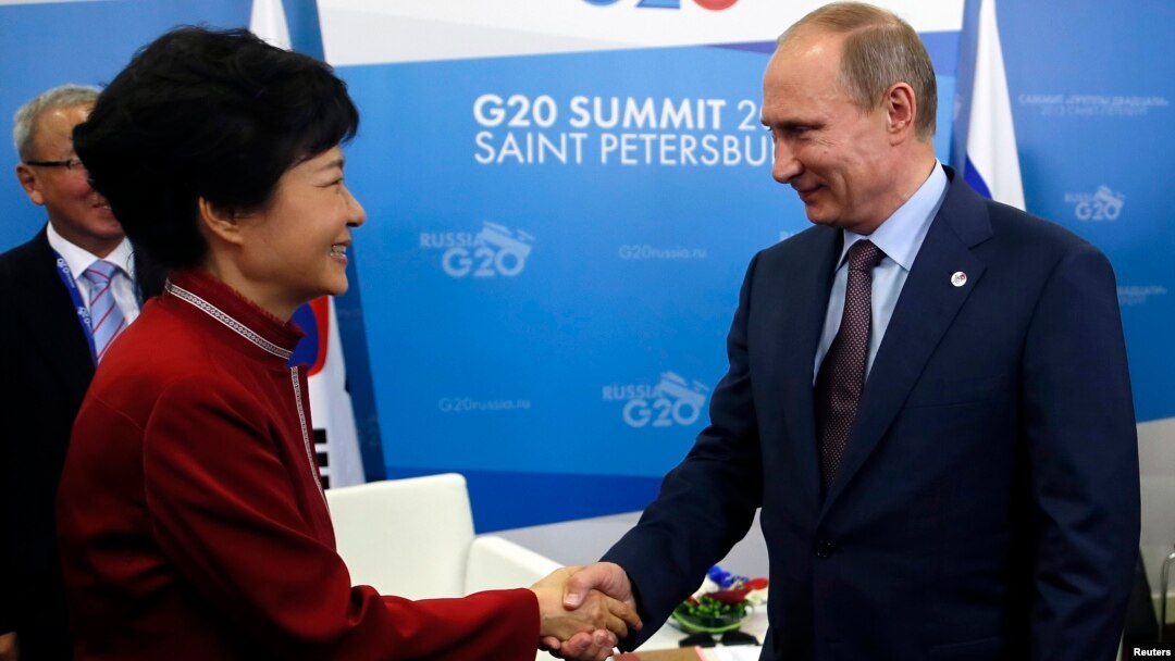 지난 9월 러시아 상트페테르부르크에서 열린 G20 정상회담에서 한-러 정상이 양자회담이 열린 가운데, 블라디미르 푸틴 러시아 대통령(오른쪽)과 박근혜 한국 대통령이 악수하고 있다.