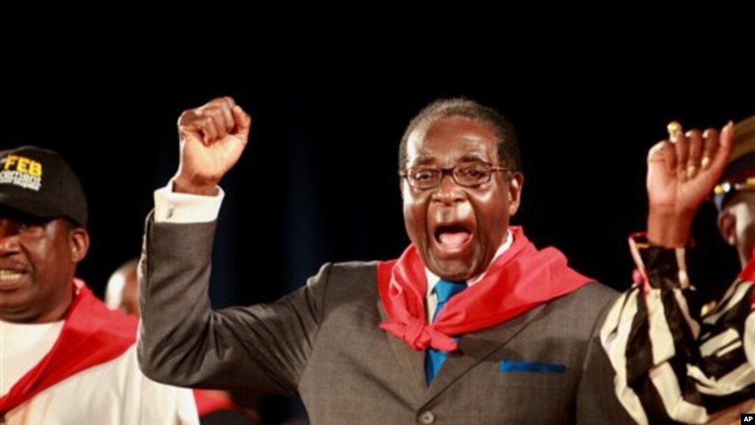 Shugaba Robert Mugabe na Zimbabuwai kenan a tsakiya.
