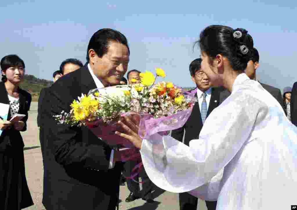 朝鮮中央新聞社的圖片顯示2010年10月周永康在平壤機場接受鮮花。他此行是參加朝鮮勞動黨成立65週年大慶 