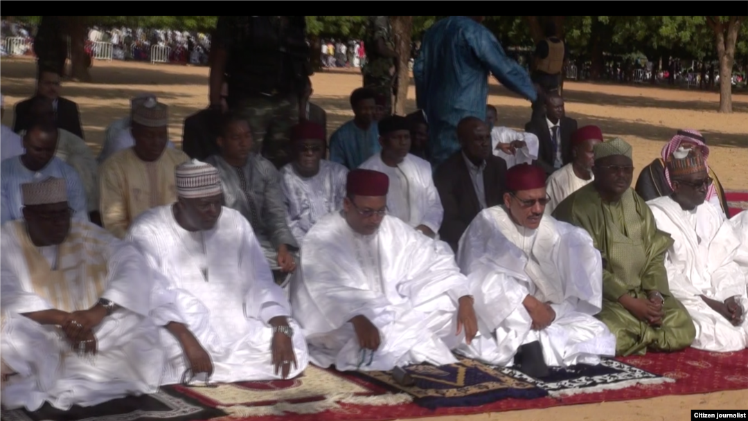 Shugaban Nijar da manyan jami'an gwamnati da jakadun kasashen Musulmi a Masallacin Idi dake Yamai yau ranar sallah
