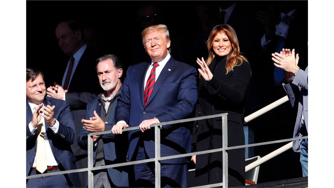 Eran otros tiempos. El presidente estadounidense Donald Trump observa la primera mitad de un partido de fútbol americano colegial entre Alabama y LSU, junto con su esposa Melania, el sábado 9 de noviembre de 2019, en Tuscaloosa.