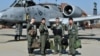 지난 6월 미한 공군 연합훈련인 '쌍매훈련(Buddy Wing)'에 앞서 미한 공군 조종사들이 A-10 공격기 앞에서 결의를 다지고 있다. (자료사진)
