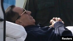 埃及前總統穆巴拉克被送往法庭（2014年9月27日）