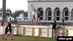 两名中国女游客在马来西亚清真寺前拍摄“热舞”被处罚并遣返。（视频截图）