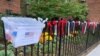 Una cerca llena de lazos de colores en anticipación al Día de los Veteranos (11 noviembre) en Stuyvesant Town, en la Ciudad de Nueva York. Noviembre 5 de 2020. 