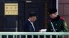중국 베이징주재 북한대사관 입구에서 대사관 관계자가 중국 공안원과 대화하고 있다. (자료사진)