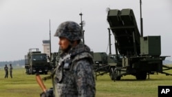 資料照：日本航空自衛隊的士兵在東京郊區的美國橫田空軍基地展示利用PAC-3地對空攔截器的軍事訓練。 （2017年8月29日）
