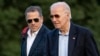 ARCHIVO - El presidente Joe Biden (a la derecha) y su hijo Hunter Biden llegan a Fort McNair, el 25 de junio de 2023.