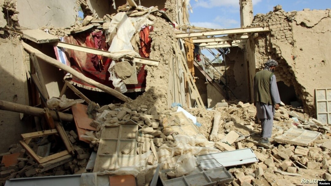 Un afgano inspecciona una casa destruida por un bombardeo en la localidad de Kunduz, Afganistán, el 4 de noviembre de 2020.