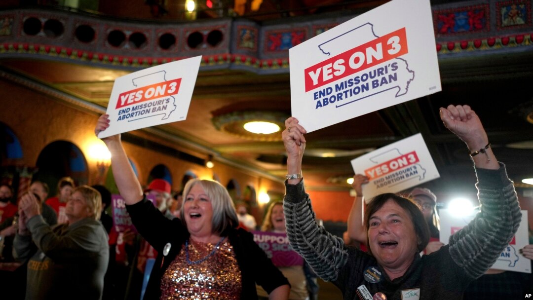 Las personas que participan en una fiesta para observar la noche de las elecciones reaccionan después de que se aprobara una enmienda a la constitución de Missouri sobre el derecho al aborto el martes 5 de noviembre de 2024 en Kansas City, Missouri.