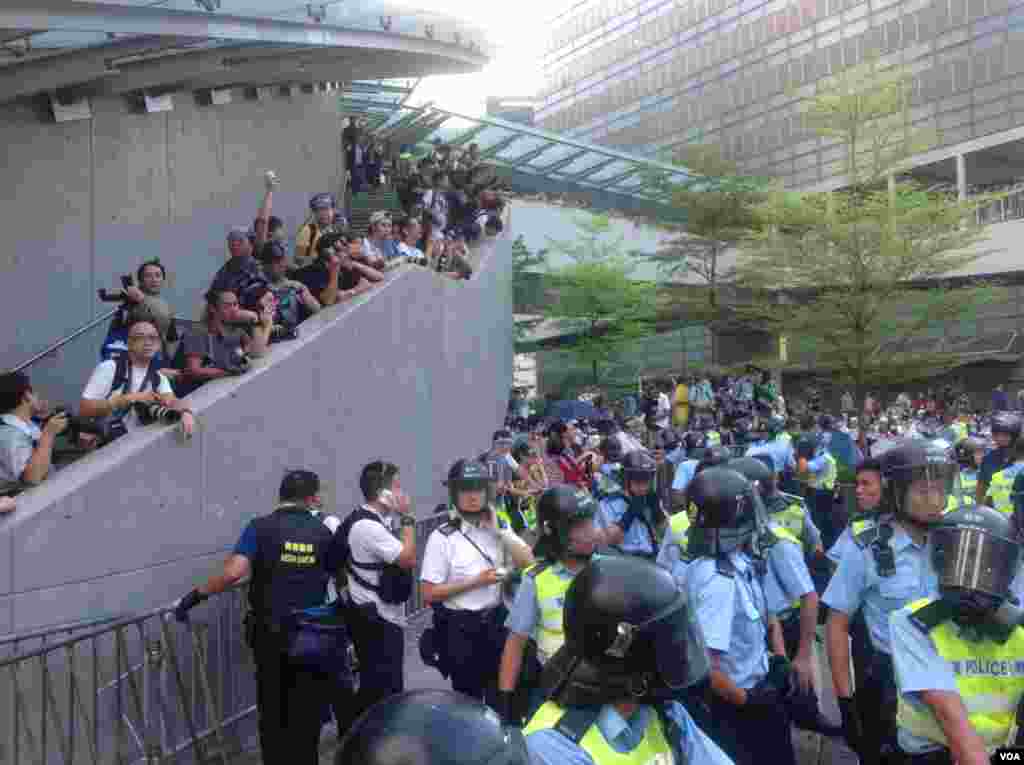 港人聲援佔中抗拒警方封鎖中環金鐘多處癱瘓(美國之音海彥拍攝)
