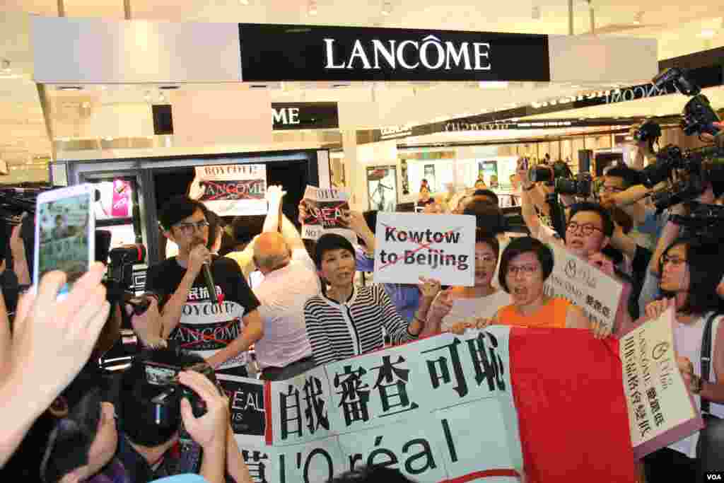 香港十六個政黨和團體銅鑼灣時代廣場抗議Lancome