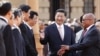 中国国家主席习近平（中）3月26日在南非会见南非总统祖马（右）