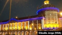 Banco Nacional de Angola com decorações de Natal