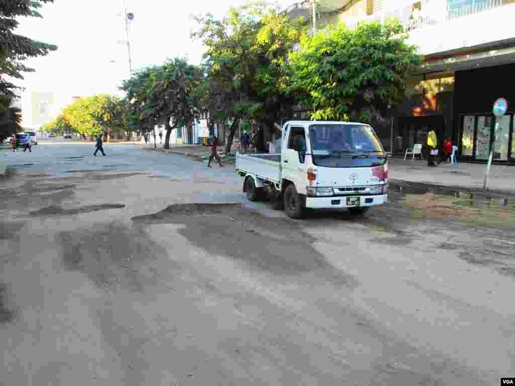 É a segunda maior cidade de Moçambique, logo após a capital do país, Maputo, contando com uma população de 431.583 habitantes de acordo com o Censo de 2007. Moçambique, Buracos Beira, Maio 21, 2014