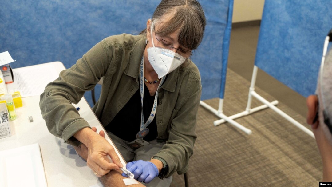 Enfermera administra una dosis de la vacuna JYNNEOS contra la viruela y la viruela del mono en el Centro de Salud Pública Abrams en Tucson, Arizona, EEUU, el 20 de agosto de 2022. 