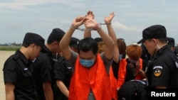 台灣電訊詐騙嫌疑人在中國警察押送下被柬埔寨驅逐出境（2016年6月24日）