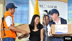 El presidente Juan Manuel Santos recibió la ayuda entregada por Ecuador a los damnificados por la tragedia invernal.