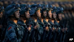 中國士兵等候閱兵式開始（2015年資料圖片）