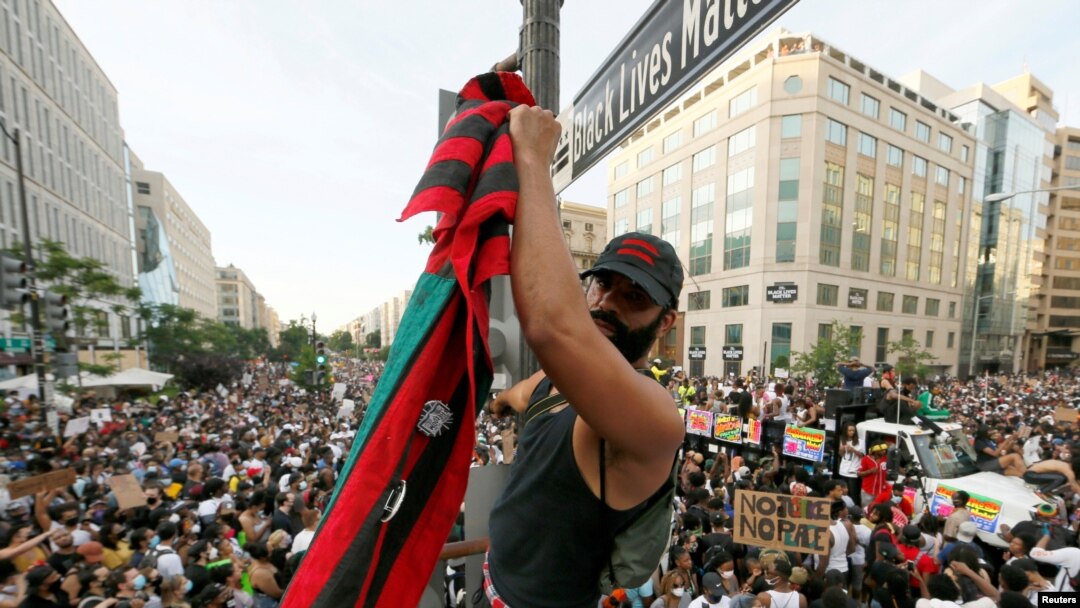 Los manifestantes se reunieron el domingo en la recién creada Plaza "Black Lives Matter" a exigir el fin del racismo y la violencia policial en Estados Unidos.