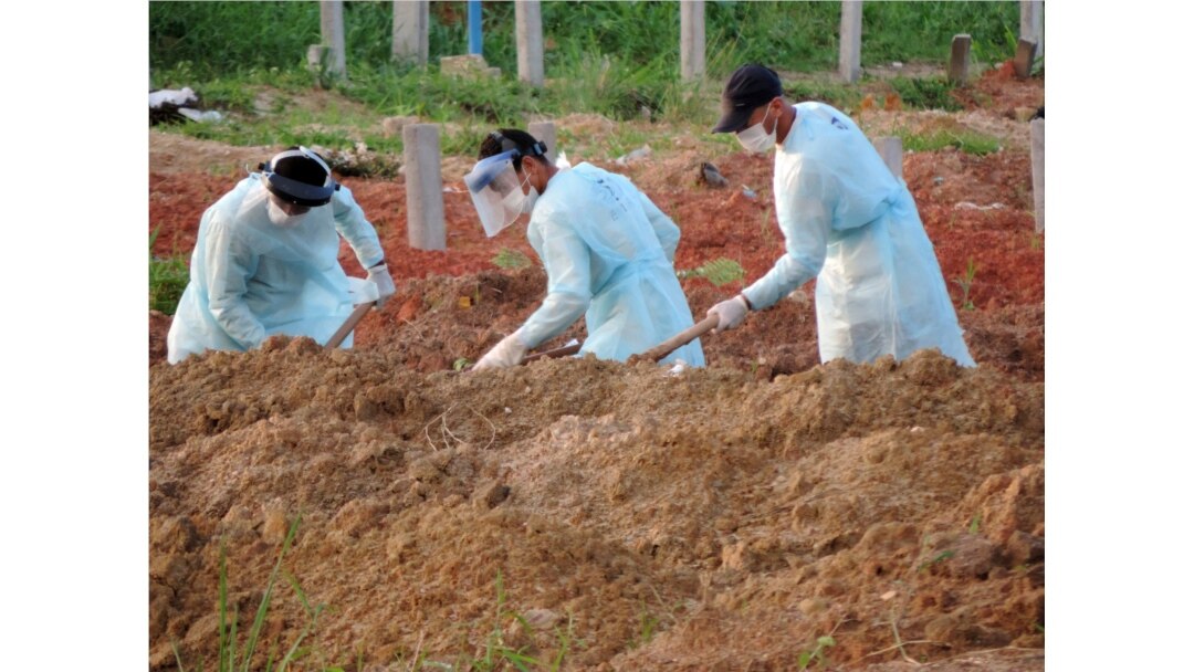 El estado de Pernambuco reportó el jueves pasado 1,351 nuevos infectados y 91 muertes en 24 horas. Se crearon más de 500 tumbas en el cementerio Parque das Flores, en el distrito Curado de Recife.