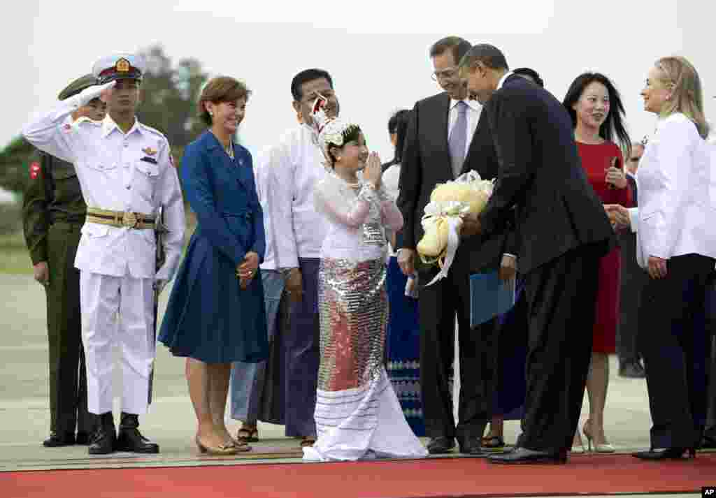 2012年11月19日,美國總統奧巴馬和美國國務卿希拉里.克林頓抵達緬甸仰光國際機場接受鮮花。