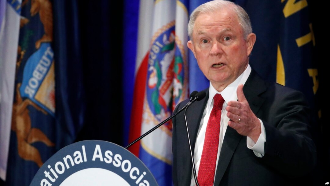 La líder de la minoría demócrata en la Cámara de Representantes, Nancy Pelosi, acusó a Jeff Sessions de "mentir bajo juramento" y pidió su dimisión. 