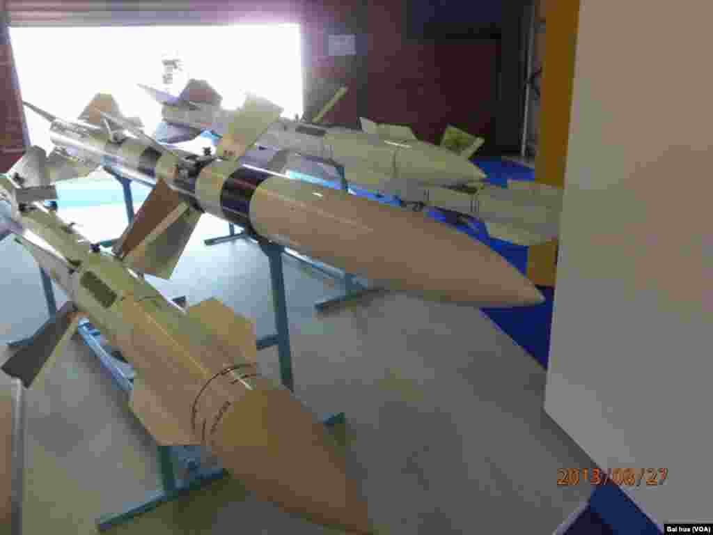 烏克蘭阿爾杰姆公司在航展上展出的用在蘇-27戰機上的空對空導彈模型,中國曾大量購買(美國之音白樺拍攝)