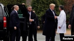 El presidente Donald Trump se despide de su médico personal el doctor Ronny Jackson, luego de su examen anual físico en el Centro Médico Militar Walter Reed en Bethesda, Maryland, el 12 de enero de 2018. 