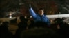Un hombre hace un gesto frente a la Asamblea Nacional en Seúl el 4 de diciembre de 2024, después de que el presidente de Corea del Sur, Yoon Suk Yeol, declarara la ley marcial de emergencia.