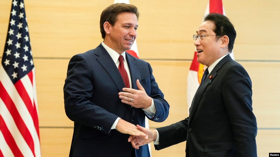 El gobernador de Florida, Ron DeSantis, a la izquierda, estrecha la mano del primer ministro de Japón, Fumio Kishida, en una visita de cortesía a Kishida en la residencia del primer ministro en Tokio, el lunes 24 de abril de 2023. 