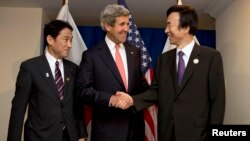 日本外務大臣岸田文雄（左），美國國務卿州約翰.克里(中)和韓國外長尹炳世(右)在汶萊舉行的東盟會議期間會晤