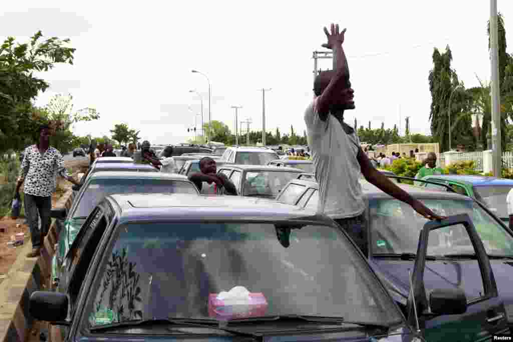 Um motorista reclama nas imediações da mega estação de gasolina NNPC em Abuja, Nigéria, 25 de Maio, 2015