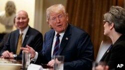 El presidente Donald Trump en la Casa Blanca, reunido con gobernadores y senadores de estados agrícolas anunció que ha ordenado a sus asesores comercial y económico revisar la posibilidad de que EE.UU. se reincorpore al TPP. Abril 12 de 2018.