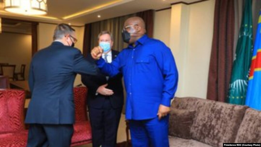 Président Félix Tshisekedi (D) ayambi motindami ya lokumu ya Etats-Unis mpo liseke to corne ya Afrika Jeff Feltman (G) elongo na ntoma na ya Amerika na Kinshasa Mike Hammer (C) na Goma, Nord-Kivu, 26 juin 2021. (Présidence RDC) 