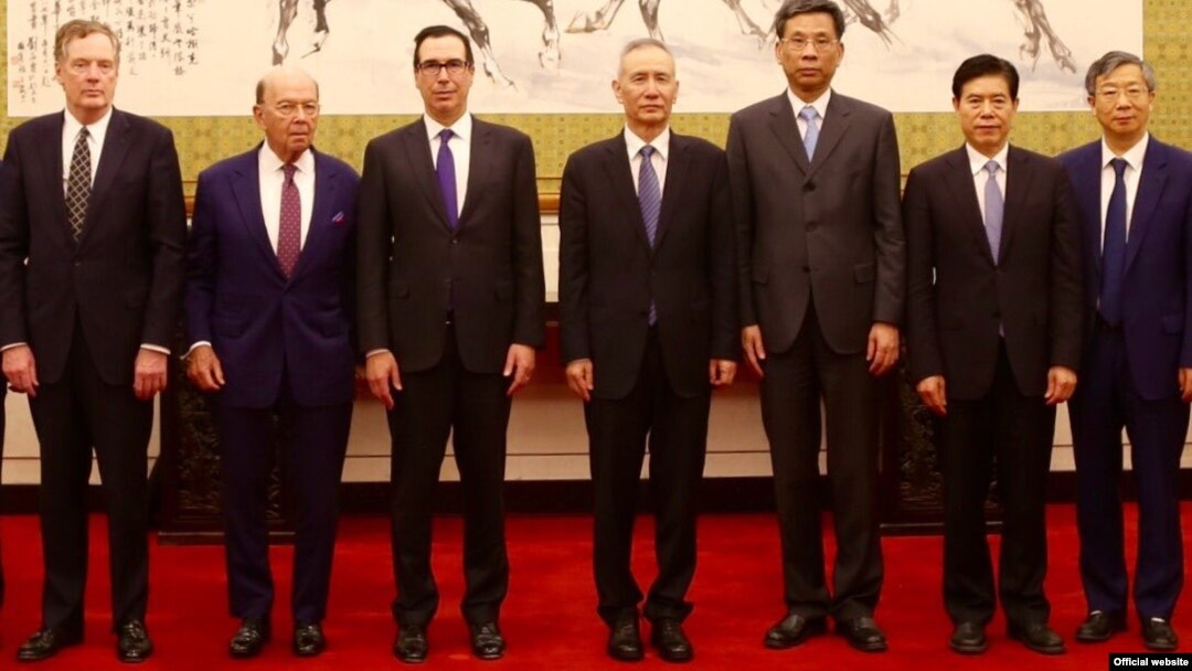 스티븐 므누신 미 재무장관(왼쪽에서 세 번째)이 이끄는 미국 경제 통상 대표단이 지난 3일 베이징에 도착해 류허 중국 국무원 부총리와 정부 관계자들과 만나고 있다. 
