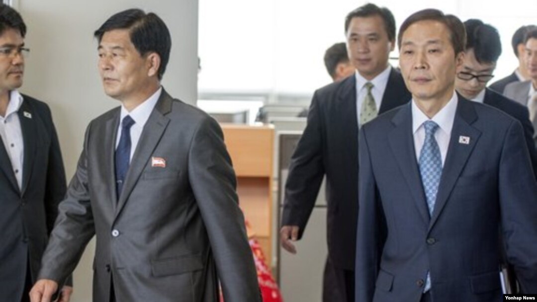 개성공단 사태 해결을 위한 남북 당국간 6차 실무회담이 25일 개성공단 종합지원센터에서 열린 가운데, 남측 수석대표인 김기웅 통일부 남북협력지구지원단장(오른쪽)과 북측 수석대표인 박철수 중앙특구개발지도총국 부총국장이 회담장에 입장하고 있다. 